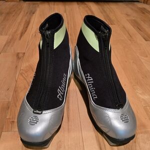 Alpina Womens Cross Country Ski Boots. Sz. 7.5